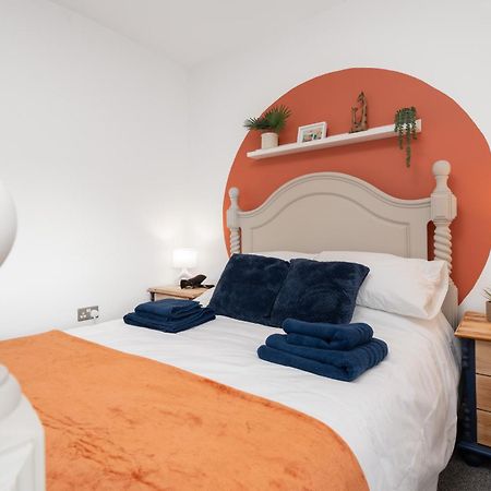 Shawe House - 10 Minute Mcr Airport - Free Parking Villa Wythenshawe Room photo